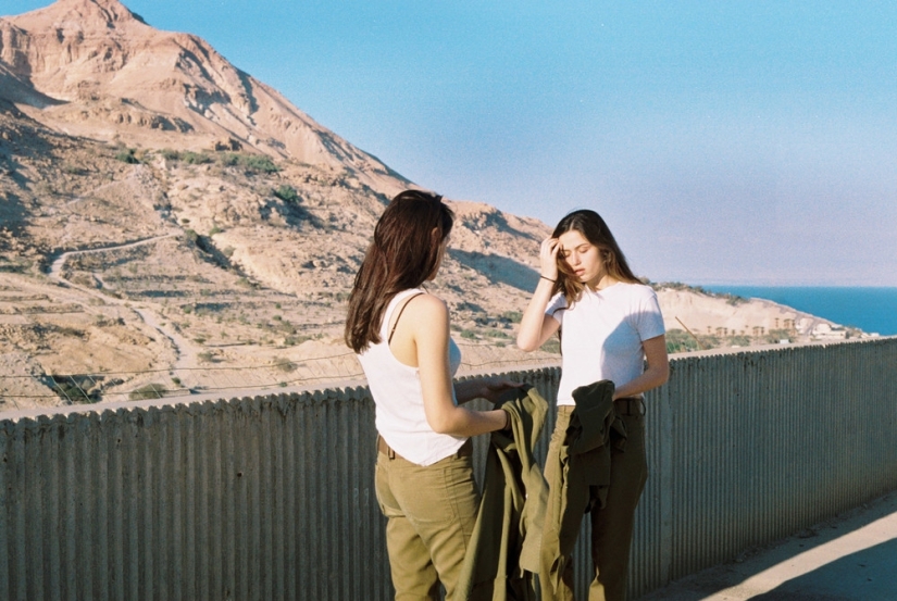 Female recruits in the Israeli army in the photo of Maya Toledano