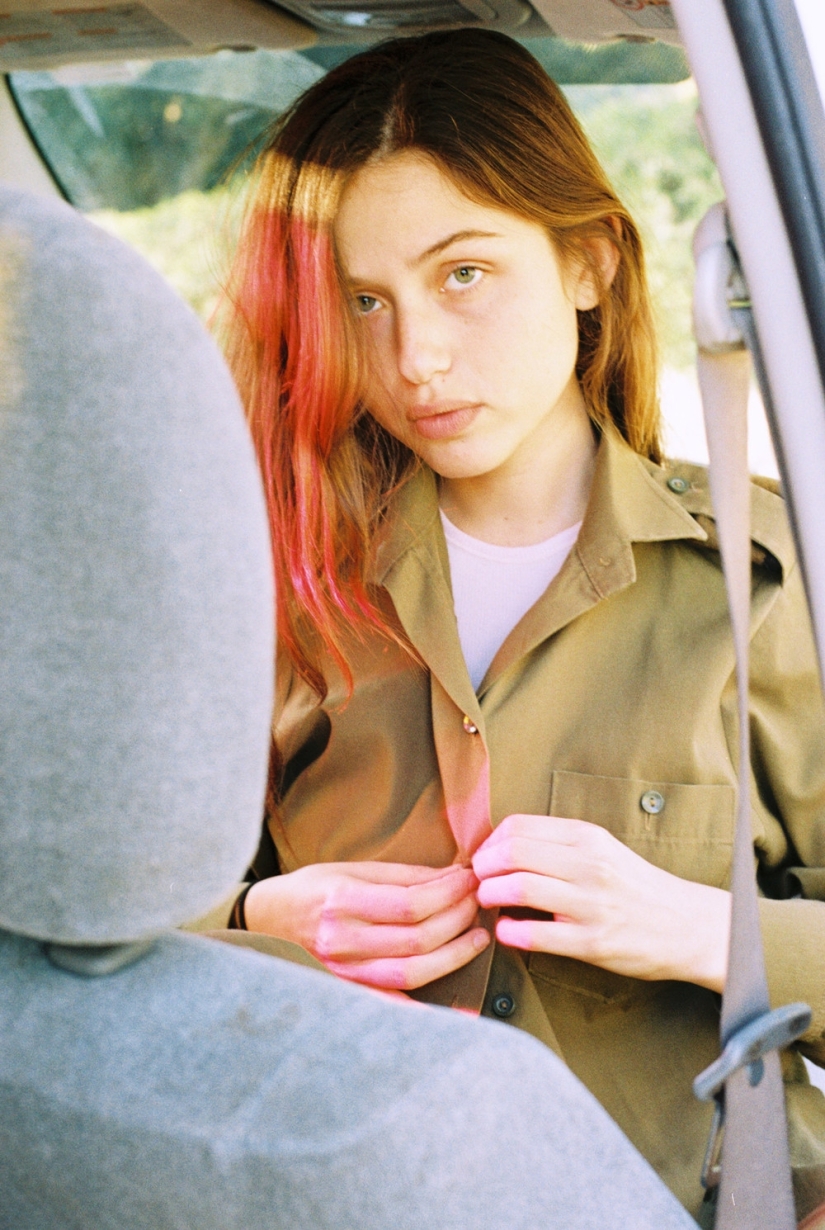 Female recruits in the Israeli army in the photo of Maya Toledano