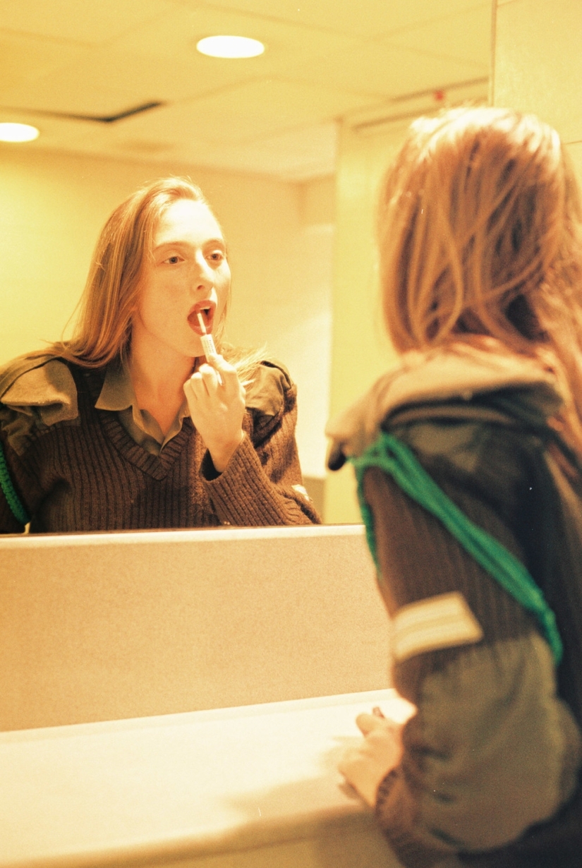 Female recruits in the Israeli army in the photo of Maya Toledano