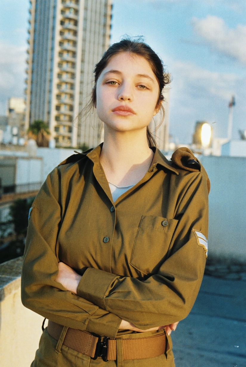 Female recruits in the Israeli army in the photo of Maya Toledano