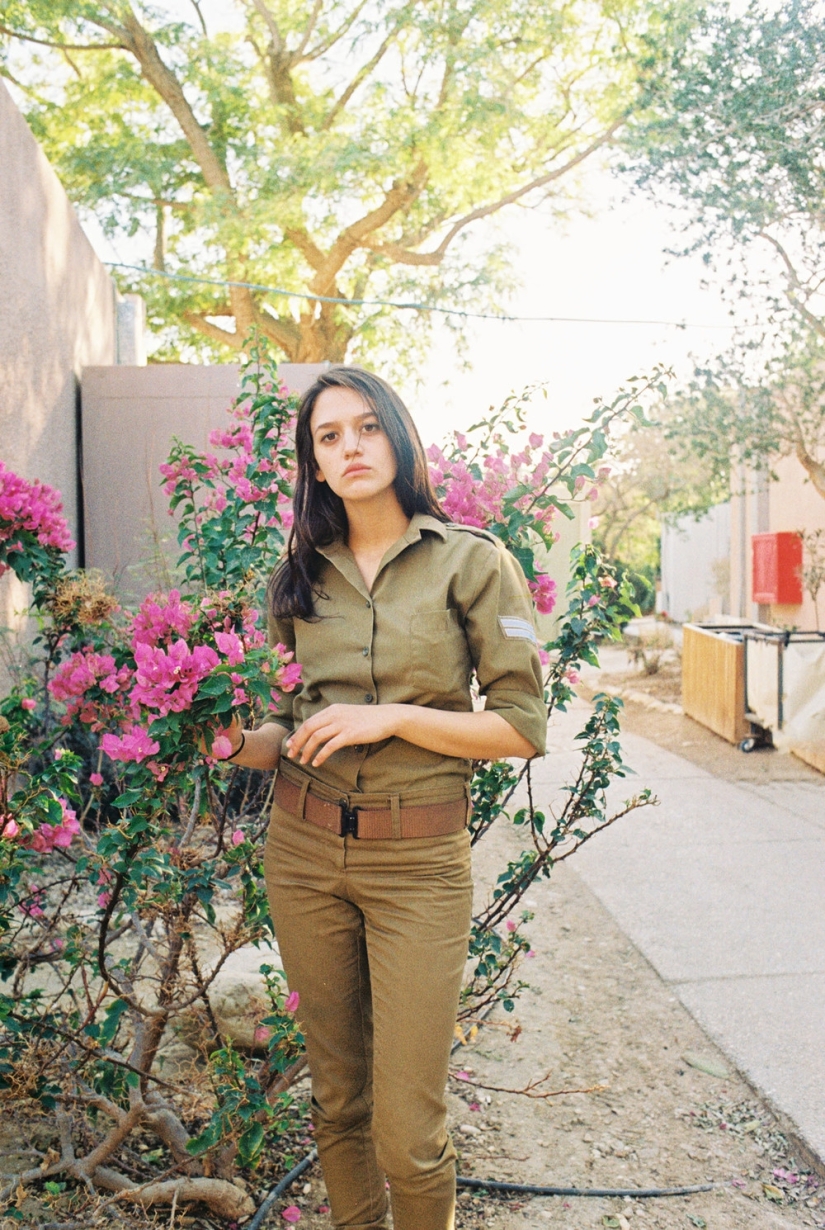 Female recruits in the Israeli army in the photo of Maya Toledano
