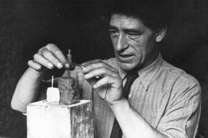 Few would believe that this is the most expensive sculpture in the world: what does the famous "Pointing Man" worth $141,000,000 look like?