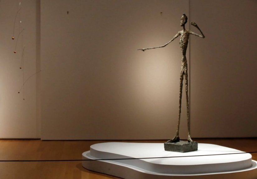 Few would believe that this is the most expensive sculpture in the world: what does the famous "Pointing Man" worth $141,000,000 look like?