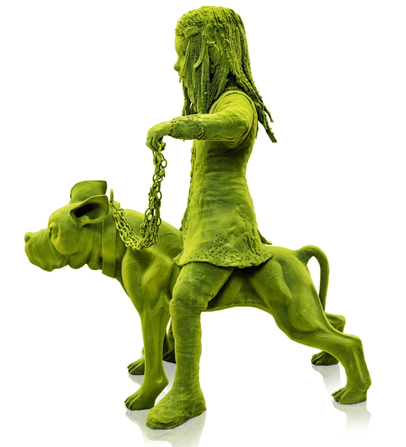 Figuras cubiertas de musgo deambulan por bosques y calles de la ciudad en las esculturas de cerámica flocada de Kim Simonsson Figuras cubiertas de musgo deambulan por bosques y calles de la ciudad en las esculturas de cerámica flocada de Kim Simonsson