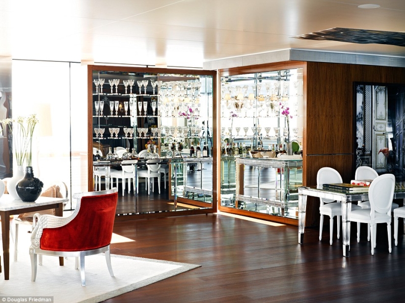 First published pictures of the luxurious interiors of billionaire Melnichenko's yacht for $ 300 million First published pictures of the luxurious interiors of billionaire Melnichenko's yacht for $ 300 million