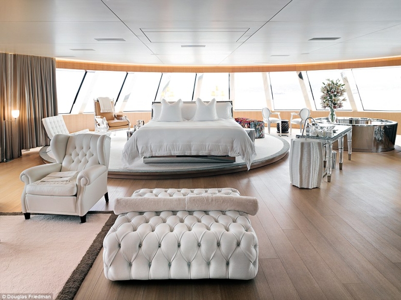 First published pictures of the luxurious interiors of billionaire Melnichenko's yacht for $ 300 million First published pictures of the luxurious interiors of billionaire Melnichenko's yacht for $ 300 million