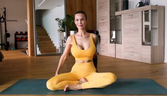 Flexi Amy is an adorable yoga trainer. Flexi Amy is an adorable yoga trainer.