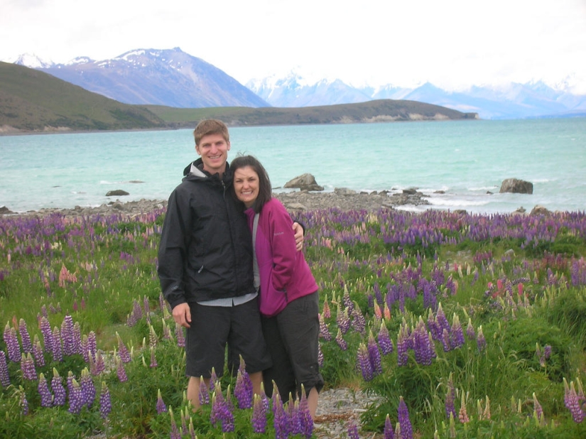 Floración colorida del lupino en el lago Tekapo