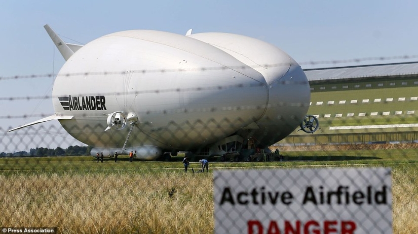 Flying butt: the world's largest aircraft launched in the UK Flying butt: the world's largest aircraft launched in the UK