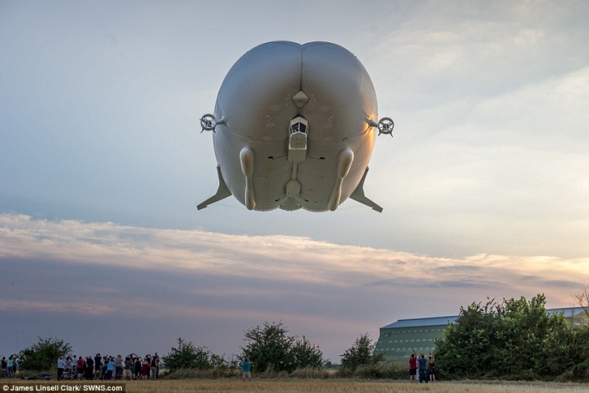 Flying butt: the world's largest aircraft launched in the UK Flying butt: the world's largest aircraft launched in the UK