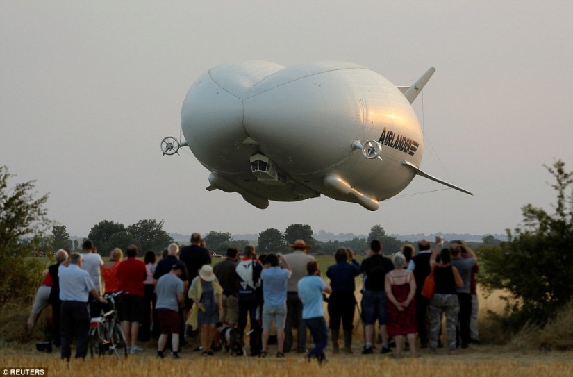 Flying butt: the world's largest aircraft launched in the UK Flying butt: the world's largest aircraft launched in the UK