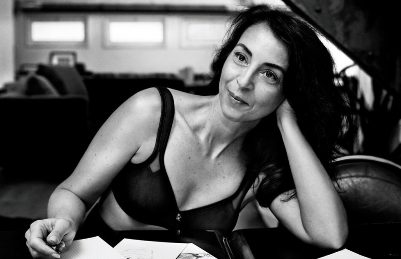 For advertising underwear, the photographer used ordinary women instead of models