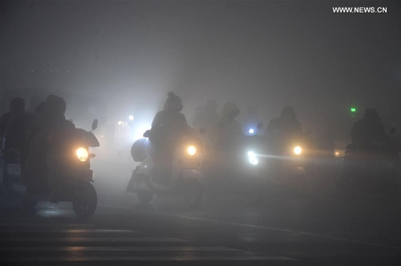 For the first time in history, China has declared a "red" danger level due to terrible smog For the first time in history, China has declared a "red" danger level due to terrible smog