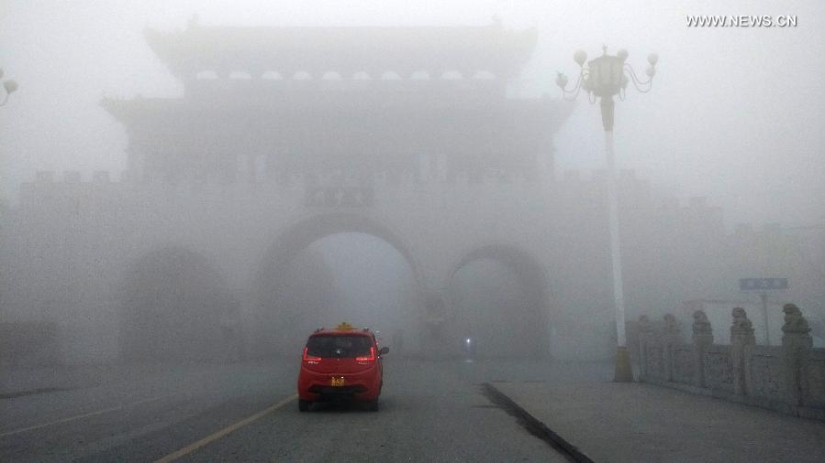 For the first time in history, China has declared a "red" danger level due to terrible smog For the first time in history, China has declared a "red" danger level due to terrible smog