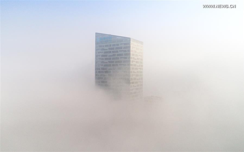 For the first time in history, China has declared a "red" danger level due to terrible smog For the first time in history, China has declared a "red" danger level due to terrible smog