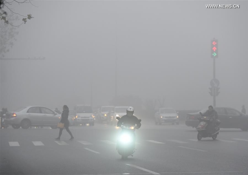 For the first time in history, China has declared a "red" danger level due to terrible smog For the first time in history, China has declared a "red" danger level due to terrible smog