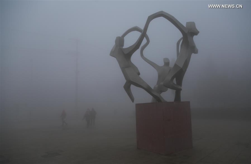 For the first time in history, China has declared a "red" danger level due to terrible smog For the first time in history, China has declared a "red" danger level due to terrible smog