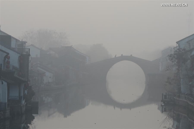 For the first time in history, China has declared a "red" danger level due to terrible smog For the first time in history, China has declared a "red" danger level due to terrible smog