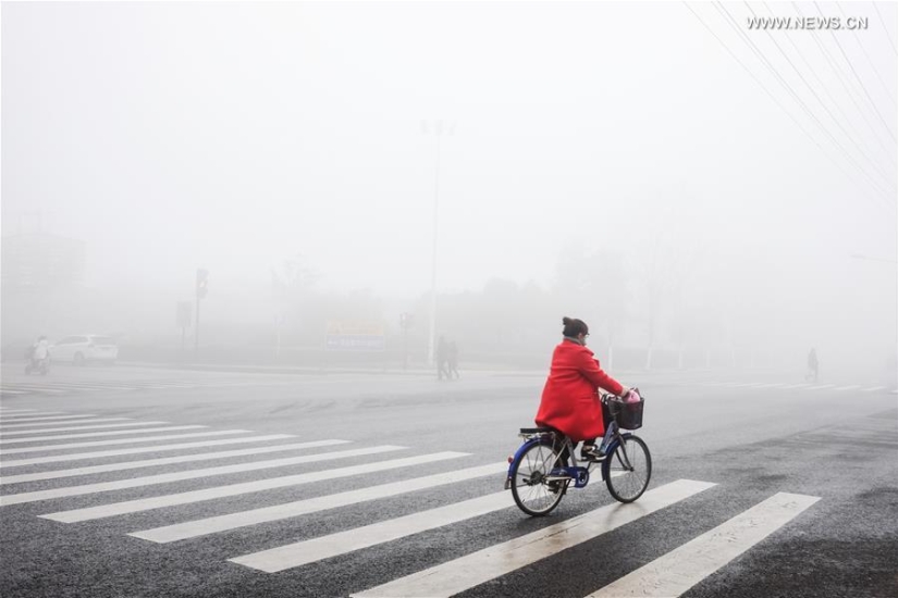 For the first time in history, China has declared a "red" danger level due to terrible smog For the first time in history, China has declared a "red" danger level due to terrible smog