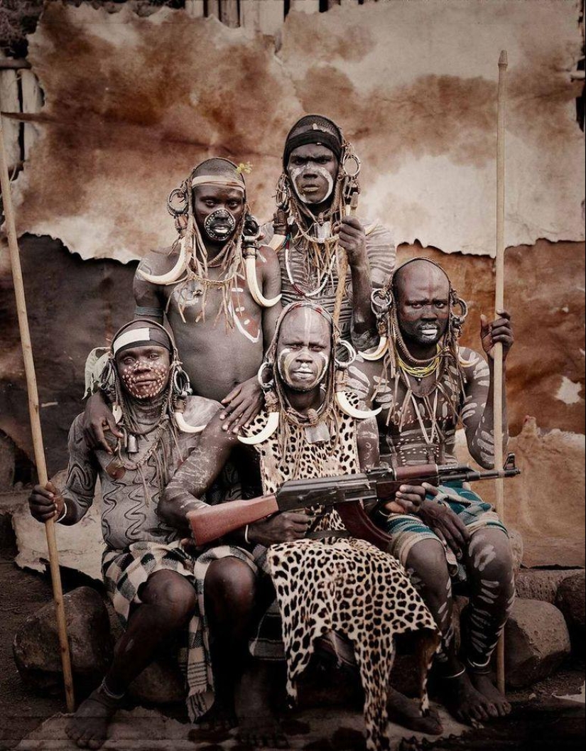 Fotógrafo británico Jimmy Nelson: Salvajes con ametralladoras