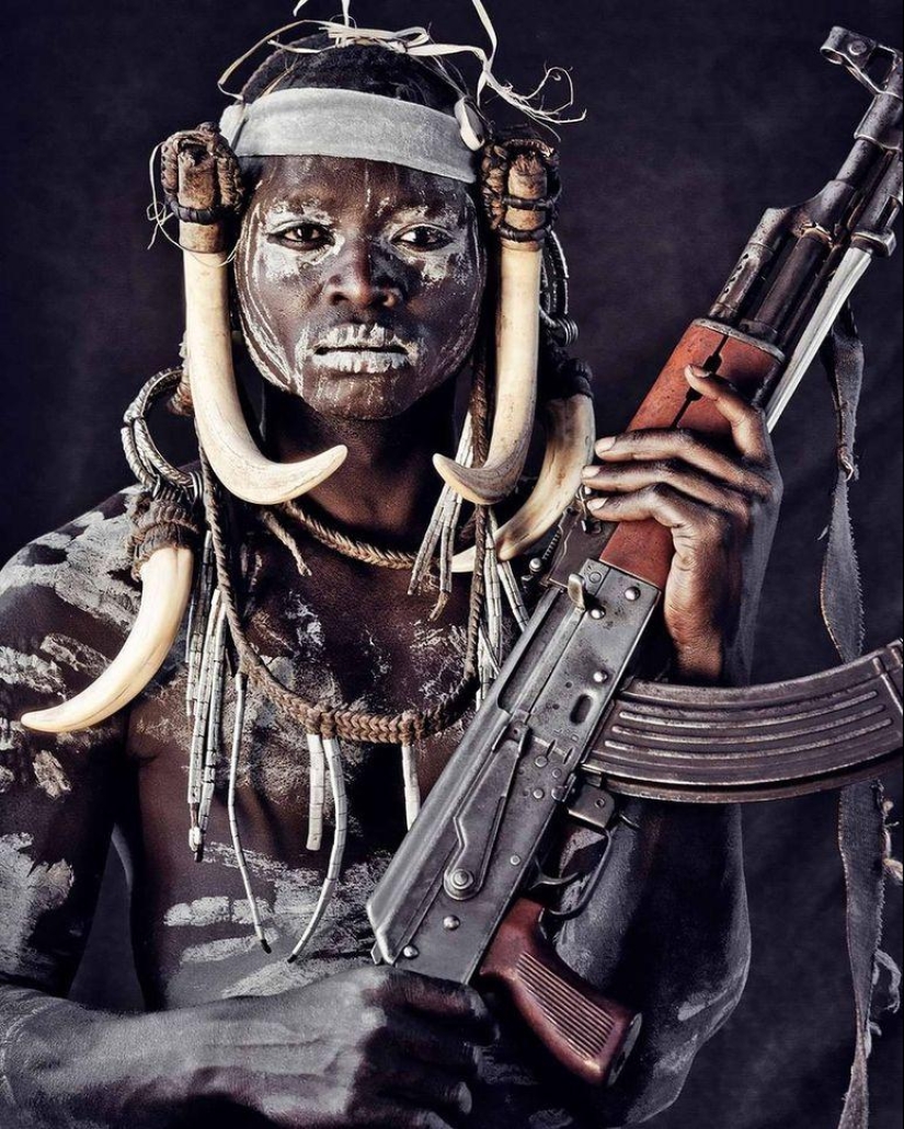 Fotógrafo británico Jimmy Nelson: Salvajes con ametralladoras