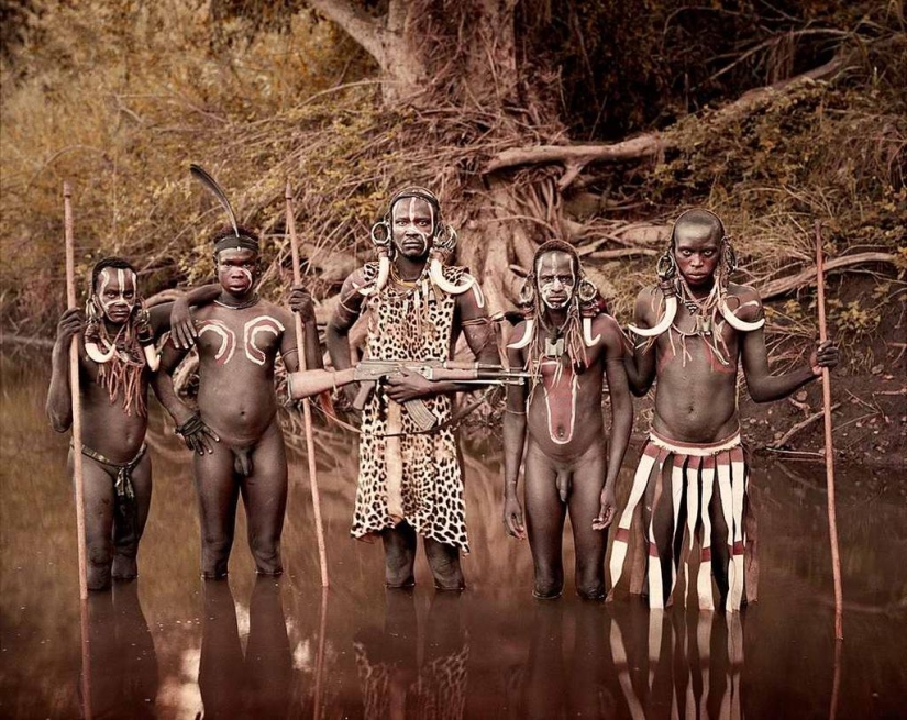 Fotógrafo británico Jimmy Nelson: Salvajes con ametralladoras