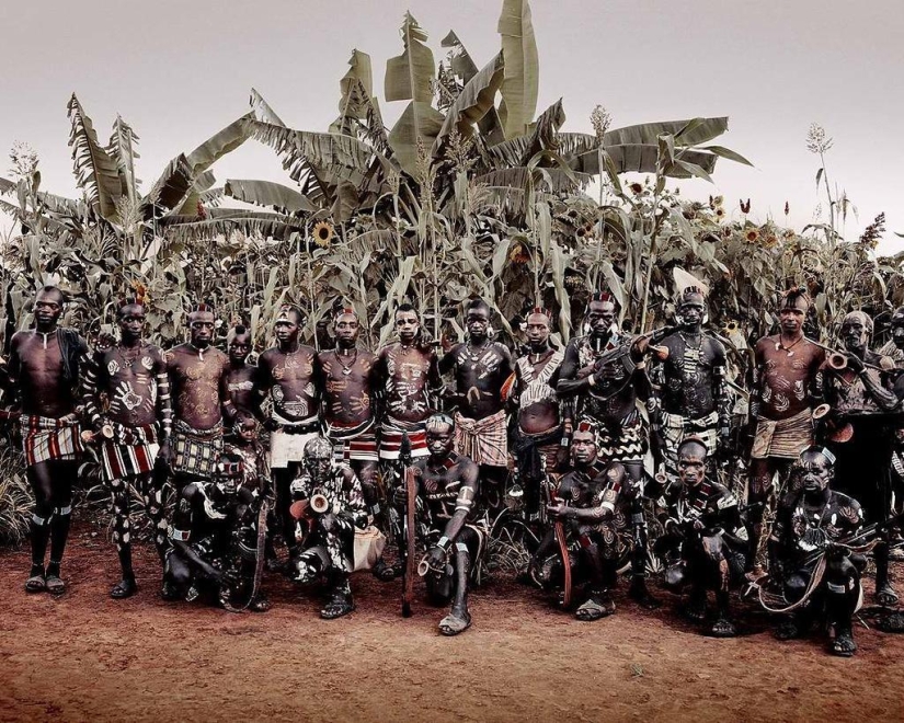 Fotógrafo británico Jimmy Nelson: Salvajes con ametralladoras