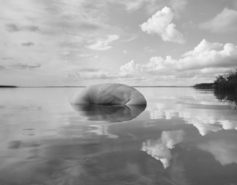 Fotógrafo usa su cuerpo desnudo para crear mundos de fantasía