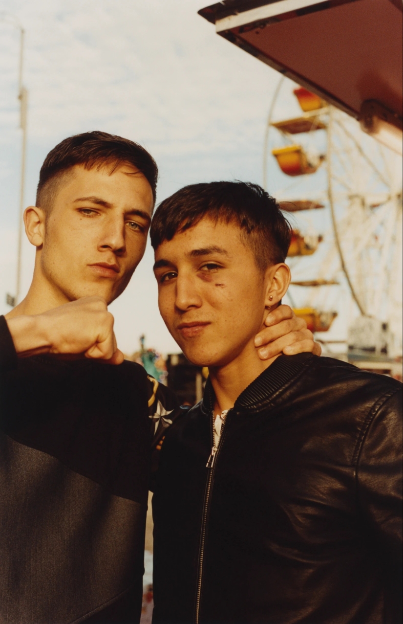 Fotografía de adolescentes italianos que alcanzan la mayoría de edad en ferias rurales