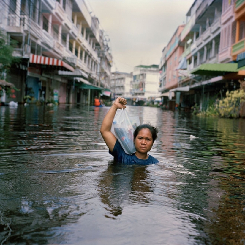 Fotos impactantes de personas en casas inundadas