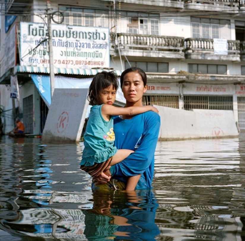 Fotos impactantes de personas en casas inundadas