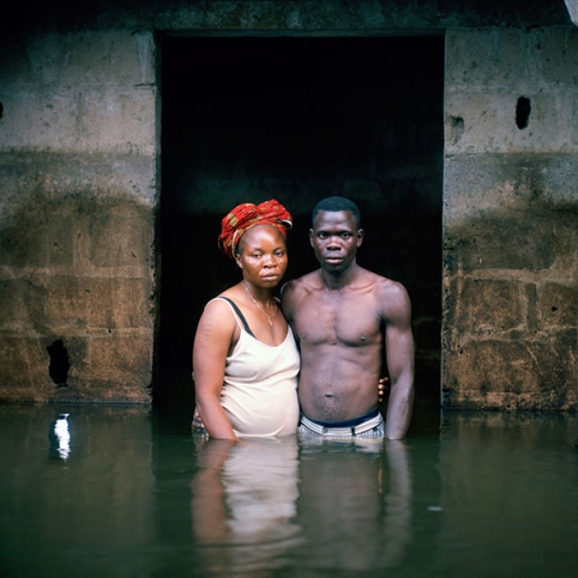 Fotos impactantes de personas en casas inundadas