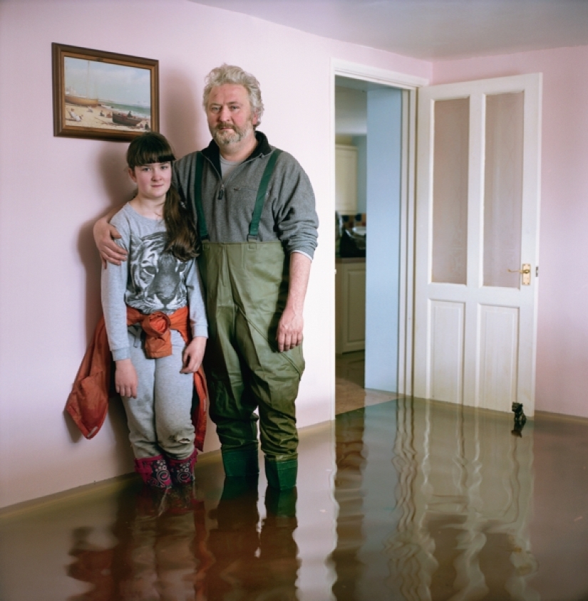 Fotos impactantes de personas en casas inundadas