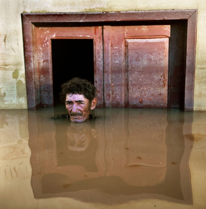Fotos impactantes de personas en casas inundadas