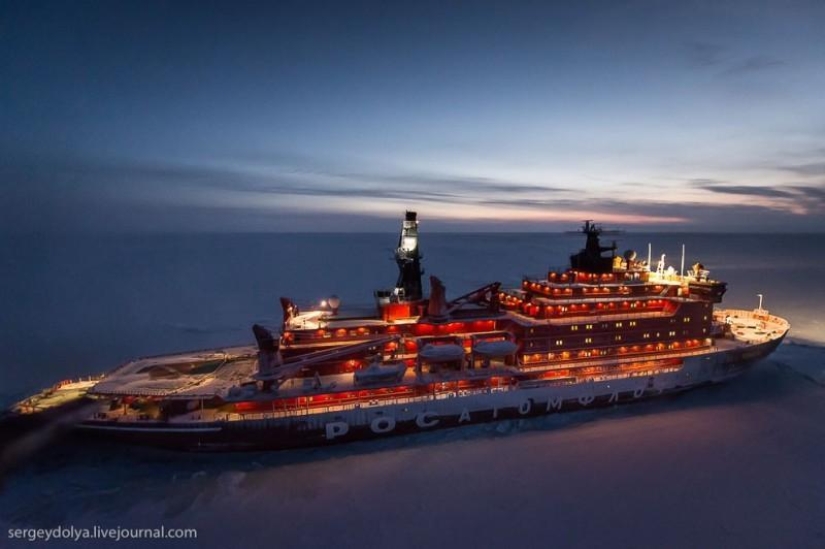 Fotos únicas del rompehielos desde el aire en el Polo durante la noche polar Fotos únicas del rompehielos desde el aire en el Polo durante la noche polar