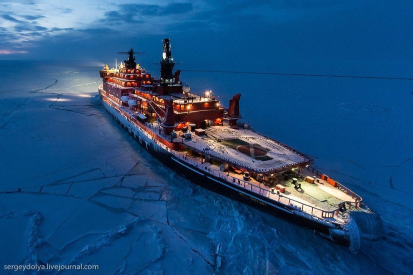 Fotos únicas del rompehielos desde el aire en el Polo durante la noche polar Fotos únicas del rompehielos desde el aire en el Polo durante la noche polar