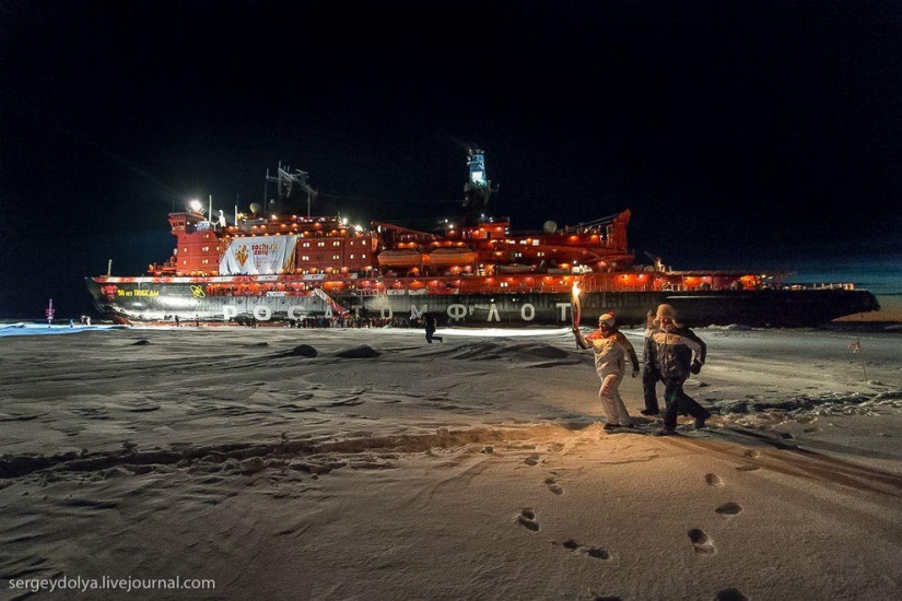 Fotos únicas del rompehielos desde el aire en el Polo durante la noche polar Fotos únicas del rompehielos desde el aire en el Polo durante la noche polar