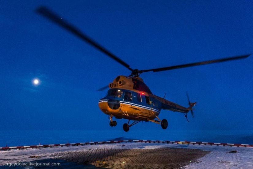 Fotos únicas del rompehielos desde el aire en el Polo durante la noche polar Fotos únicas del rompehielos desde el aire en el Polo durante la noche polar