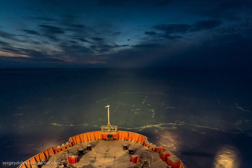 Fotos únicas del rompehielos desde el aire en el Polo durante la noche polar Fotos únicas del rompehielos desde el aire en el Polo durante la noche polar
