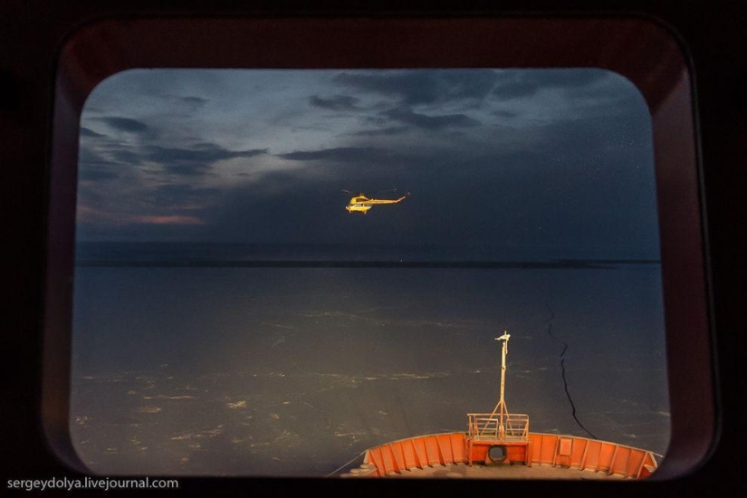 Fotos únicas del rompehielos desde el aire en el Polo durante la noche polar Fotos únicas del rompehielos desde el aire en el Polo durante la noche polar
