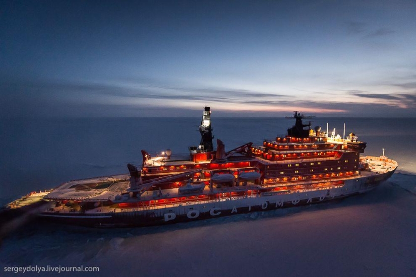 Fotos únicas del rompehielos desde el aire en el Polo durante la noche polar Fotos únicas del rompehielos desde el aire en el Polo durante la noche polar