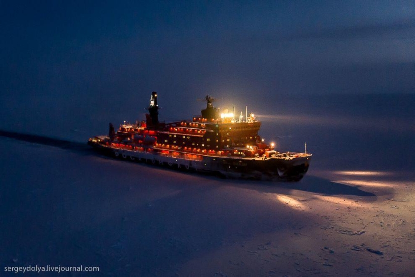 Fotos únicas del rompehielos desde el aire en el Polo durante la noche polar Fotos únicas del rompehielos desde el aire en el Polo durante la noche polar