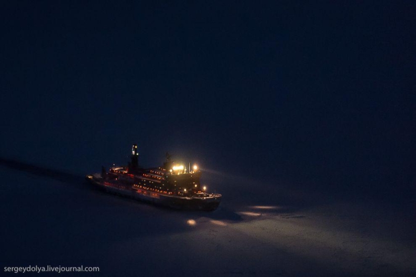 Fotos únicas del rompehielos desde el aire en el Polo durante la noche polar Fotos únicas del rompehielos desde el aire en el Polo durante la noche polar