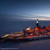 Fotos únicas del rompehielos desde el aire en el Polo durante la noche polar