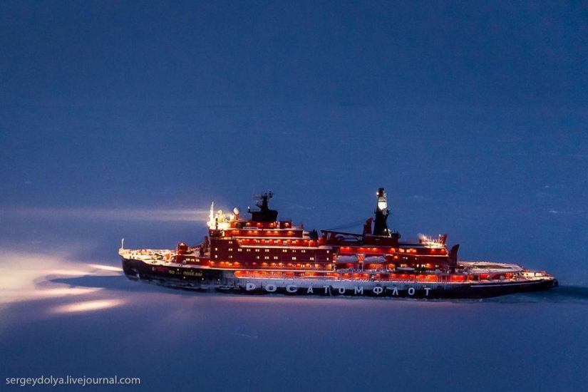 Fotos únicas del rompehielos desde el aire en el Polo durante la noche polar Fotos únicas del rompehielos desde el aire en el Polo durante la noche polar
