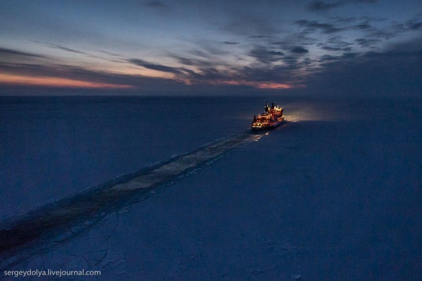 Fotos únicas del rompehielos desde el aire en el Polo durante la noche polar Fotos únicas del rompehielos desde el aire en el Polo durante la noche polar