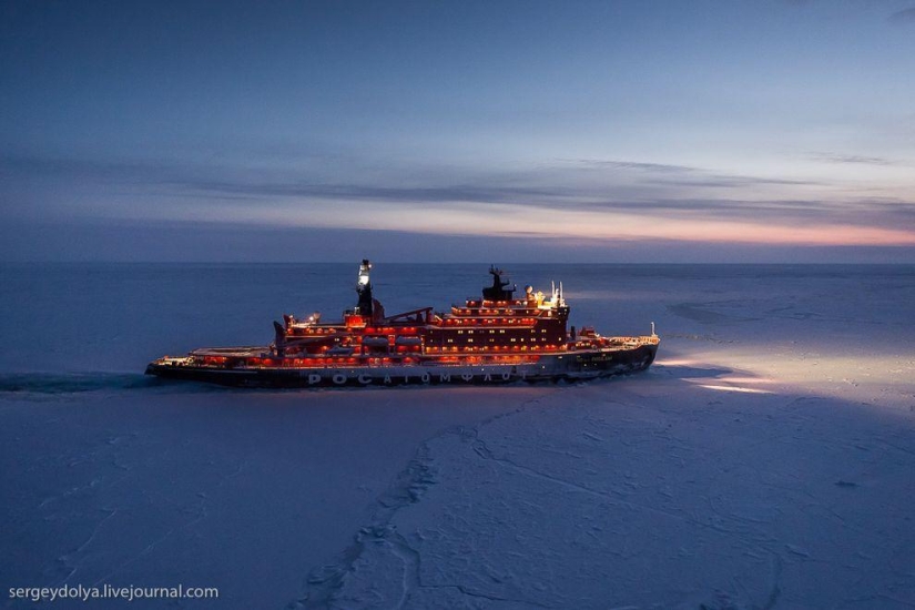 Fotos únicas del rompehielos desde el aire en el Polo durante la noche polar Fotos únicas del rompehielos desde el aire en el Polo durante la noche polar