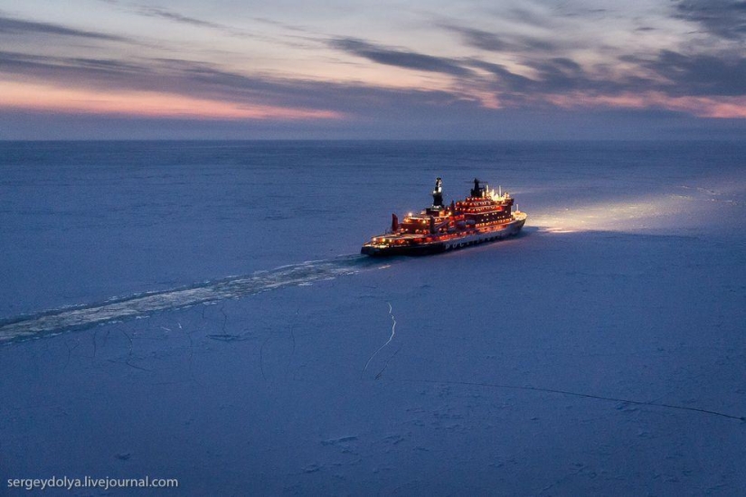 Fotos únicas del rompehielos desde el aire en el Polo durante la noche polar Fotos únicas del rompehielos desde el aire en el Polo durante la noche polar