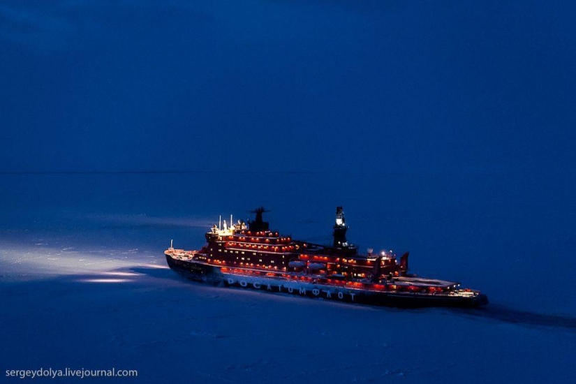 Fotos únicas del rompehielos desde el aire en el Polo durante la noche polar Fotos únicas del rompehielos desde el aire en el Polo durante la noche polar