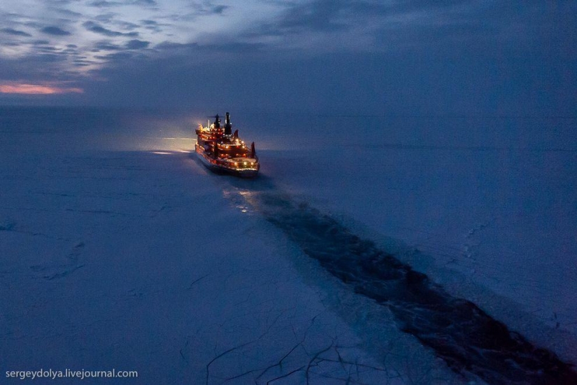 Fotos únicas del rompehielos desde el aire en el Polo durante la noche polar Fotos únicas del rompehielos desde el aire en el Polo durante la noche polar